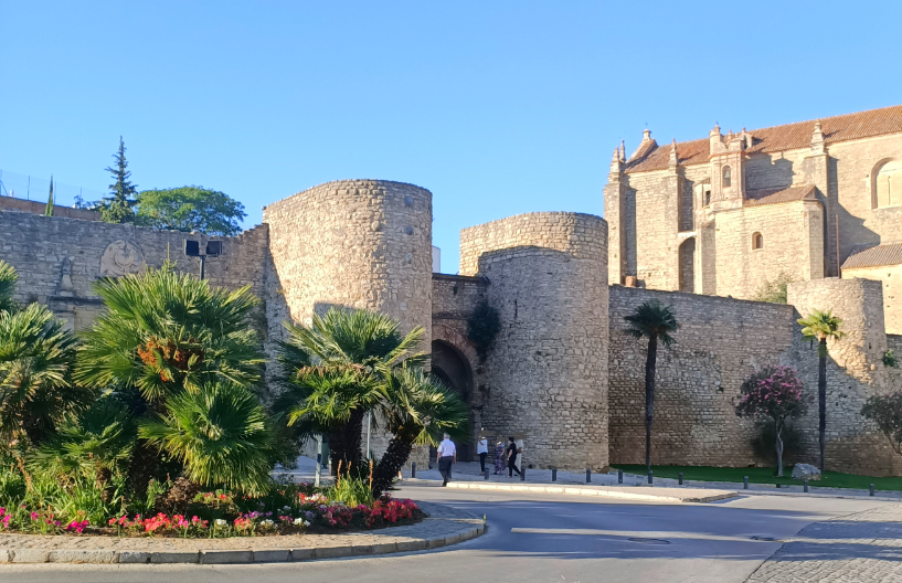 Puerta de Almocábar e Iglesia del Espíritu Santo